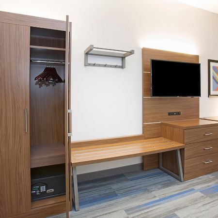 Holiday Inn Express Kansas City - At The Legends! By Ihg Bonner Springs Room photo