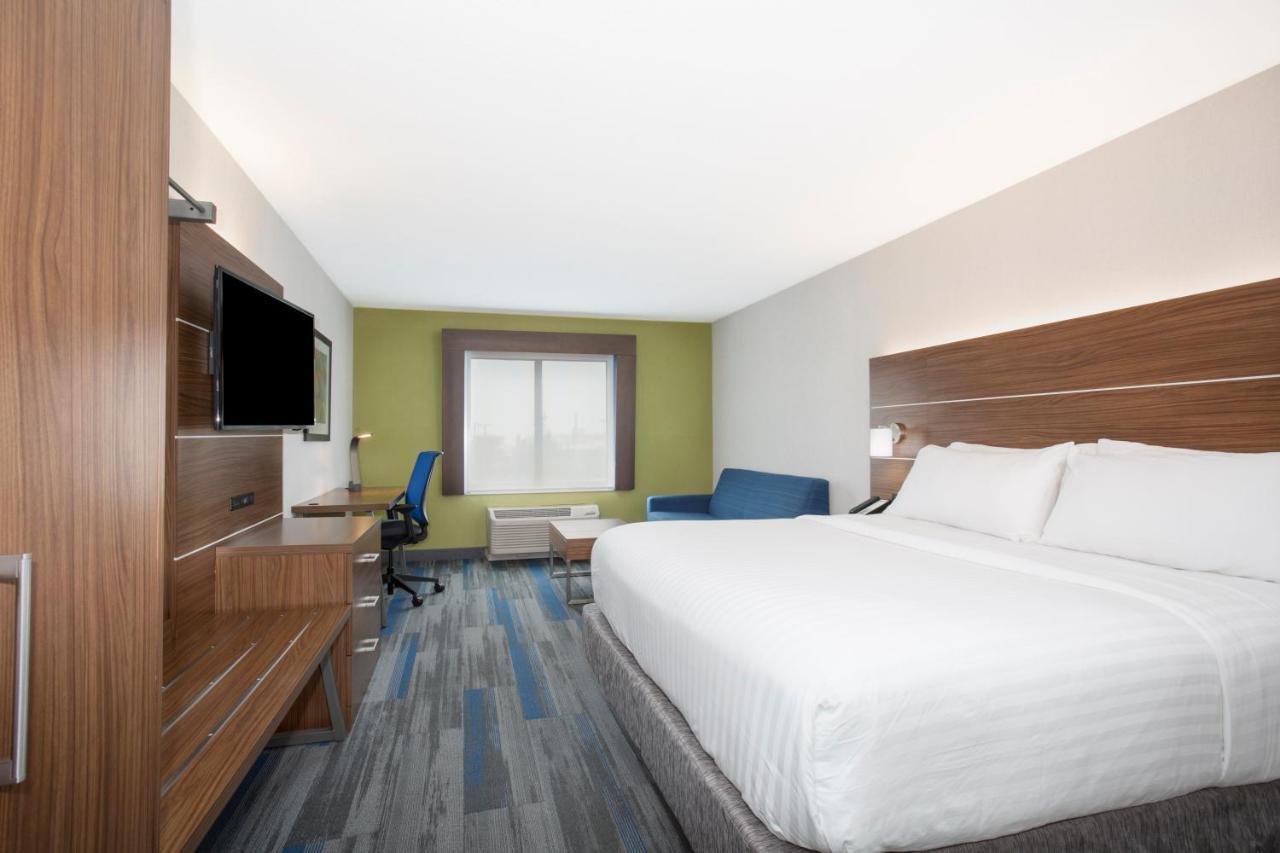 Holiday Inn Express Kansas City - At The Legends! By Ihg Bonner Springs Exterior photo