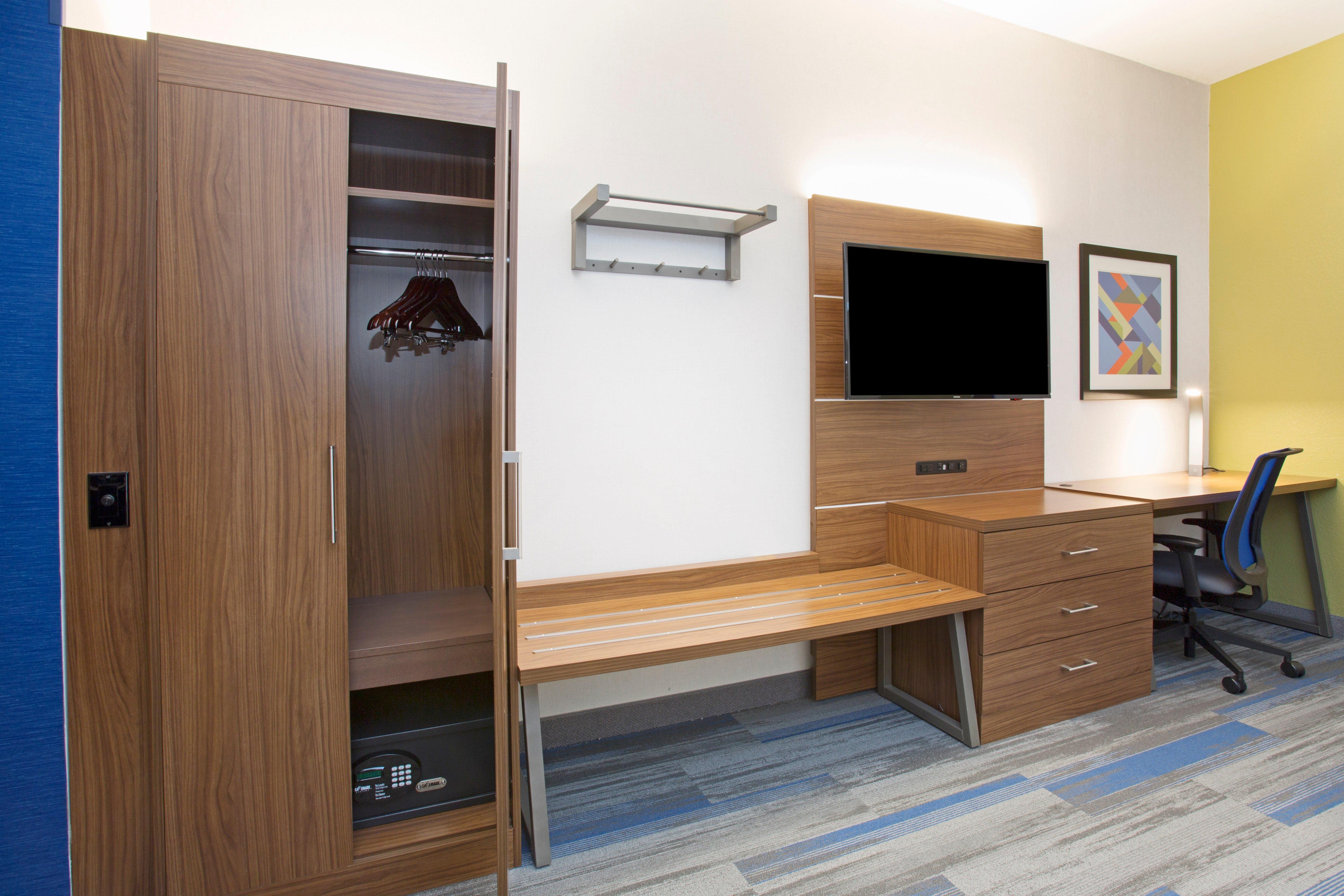 Holiday Inn Express Kansas City - At The Legends! By Ihg Bonner Springs Room photo