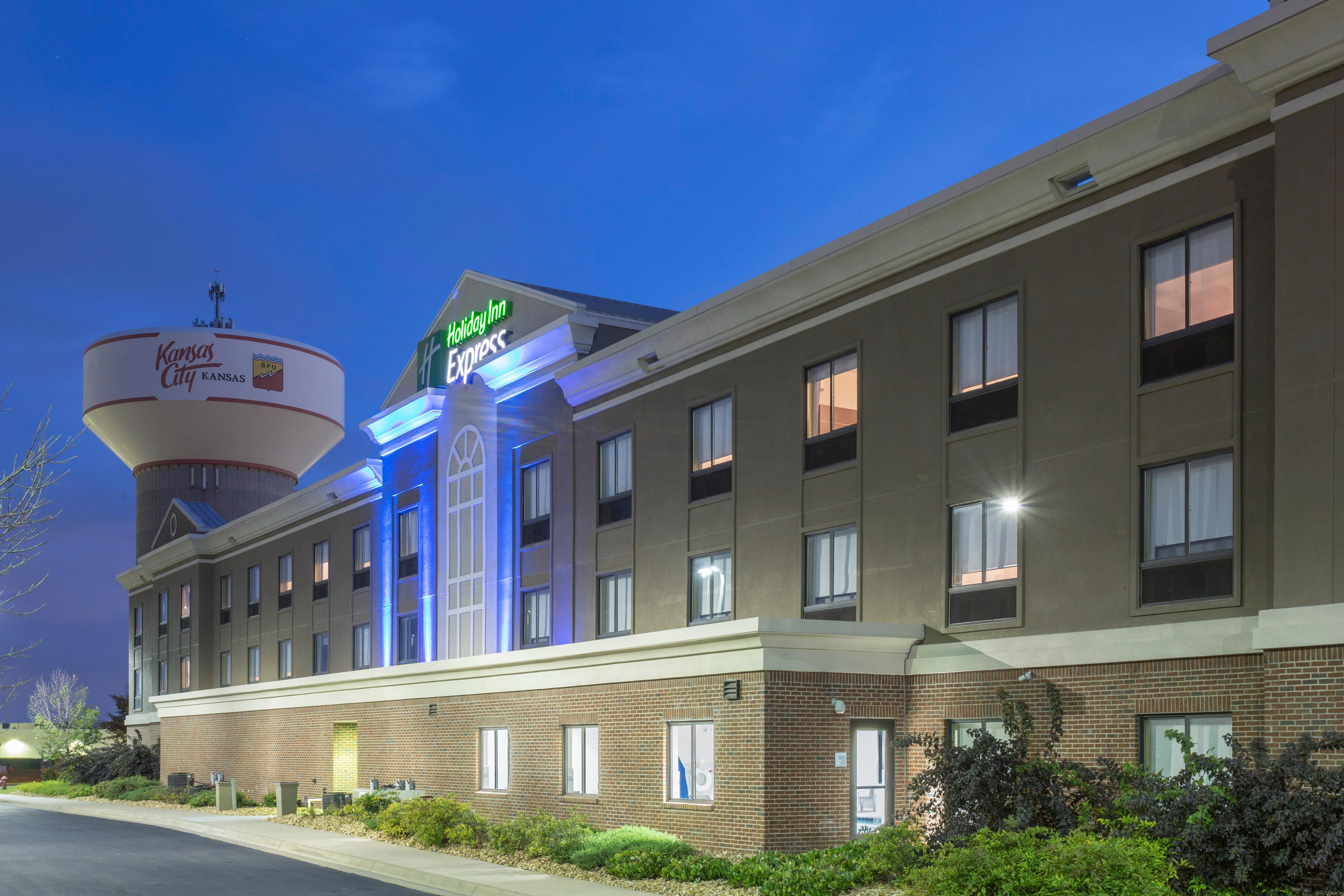 Holiday Inn Express Kansas City - At The Legends! By Ihg Bonner Springs Exterior photo