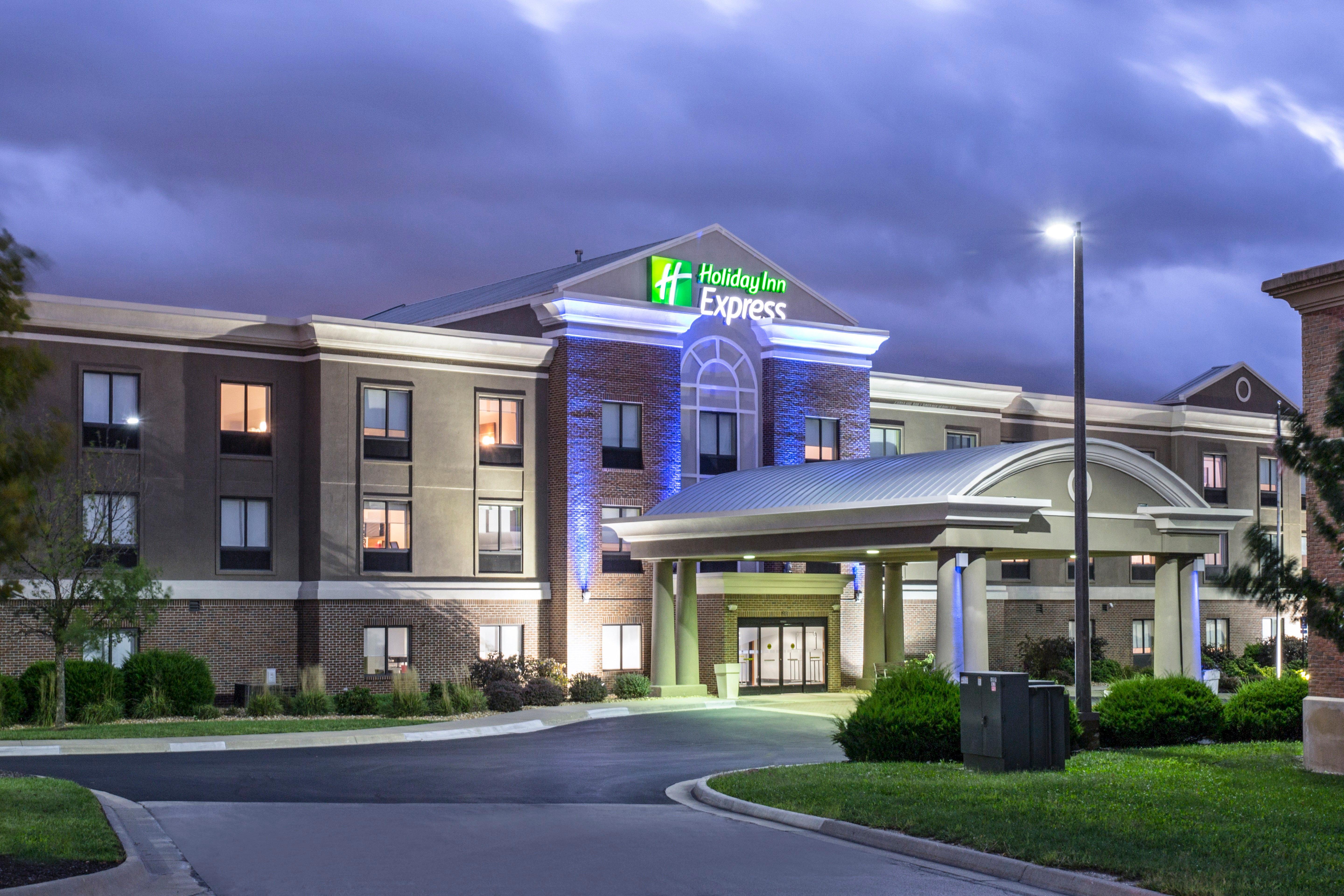 Holiday Inn Express Kansas City - At The Legends! By Ihg Bonner Springs Exterior photo