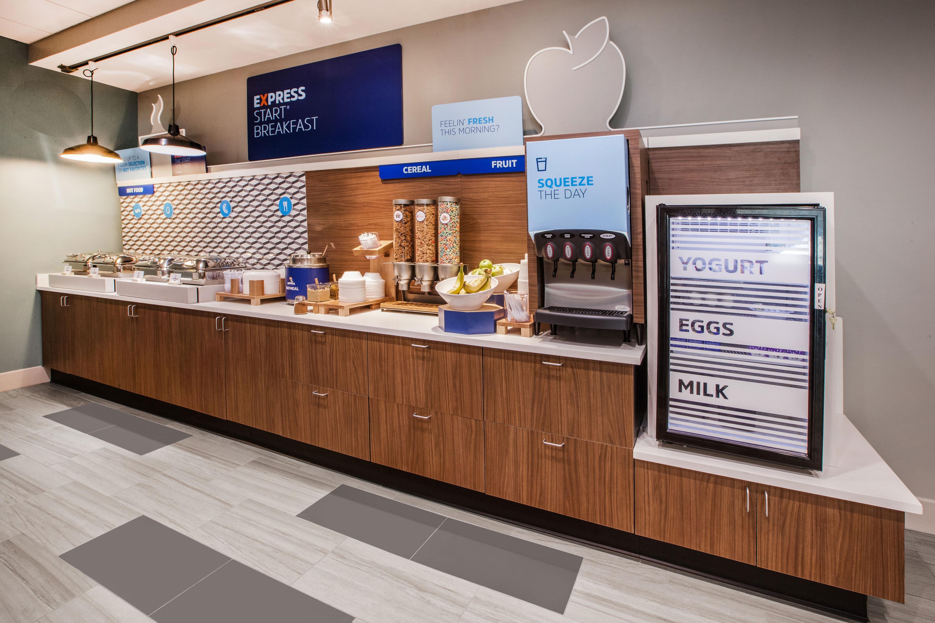 Holiday Inn Express Kansas City - At The Legends! By Ihg Bonner Springs Exterior photo