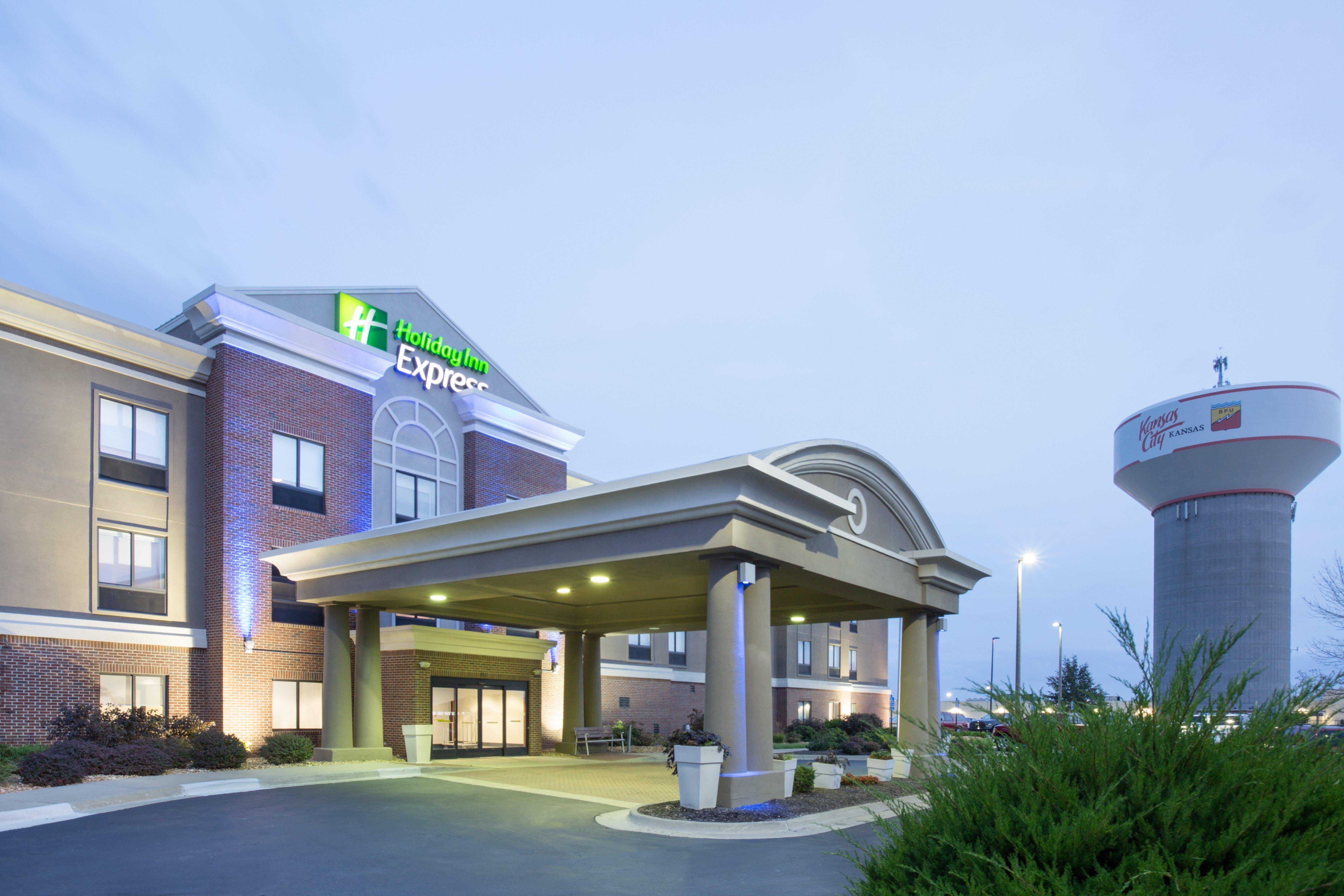 Holiday Inn Express Kansas City - At The Legends! By Ihg Bonner Springs Exterior photo