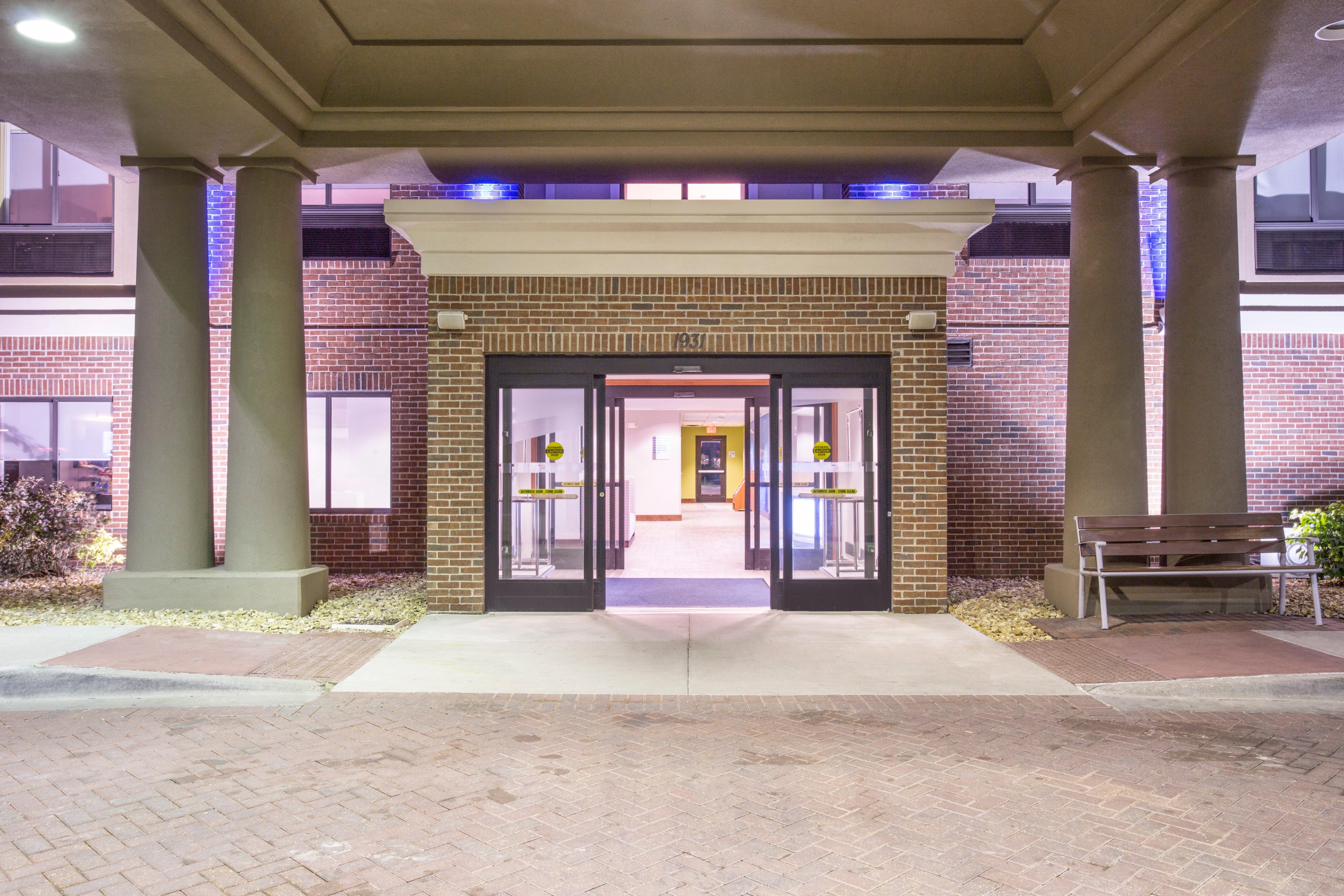Holiday Inn Express Kansas City - At The Legends! By Ihg Bonner Springs Exterior photo