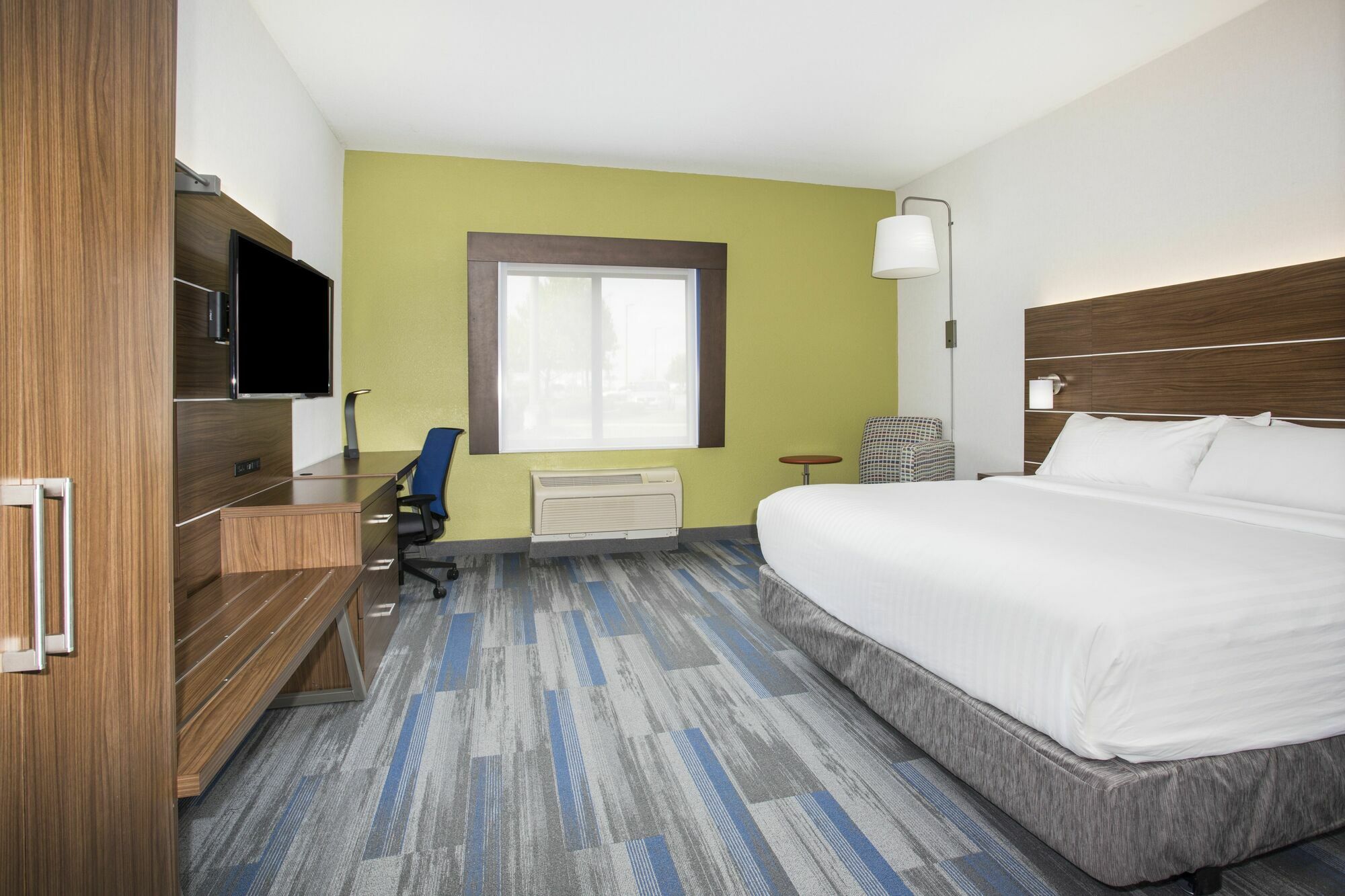 Holiday Inn Express Kansas City - At The Legends! By Ihg Bonner Springs Room photo