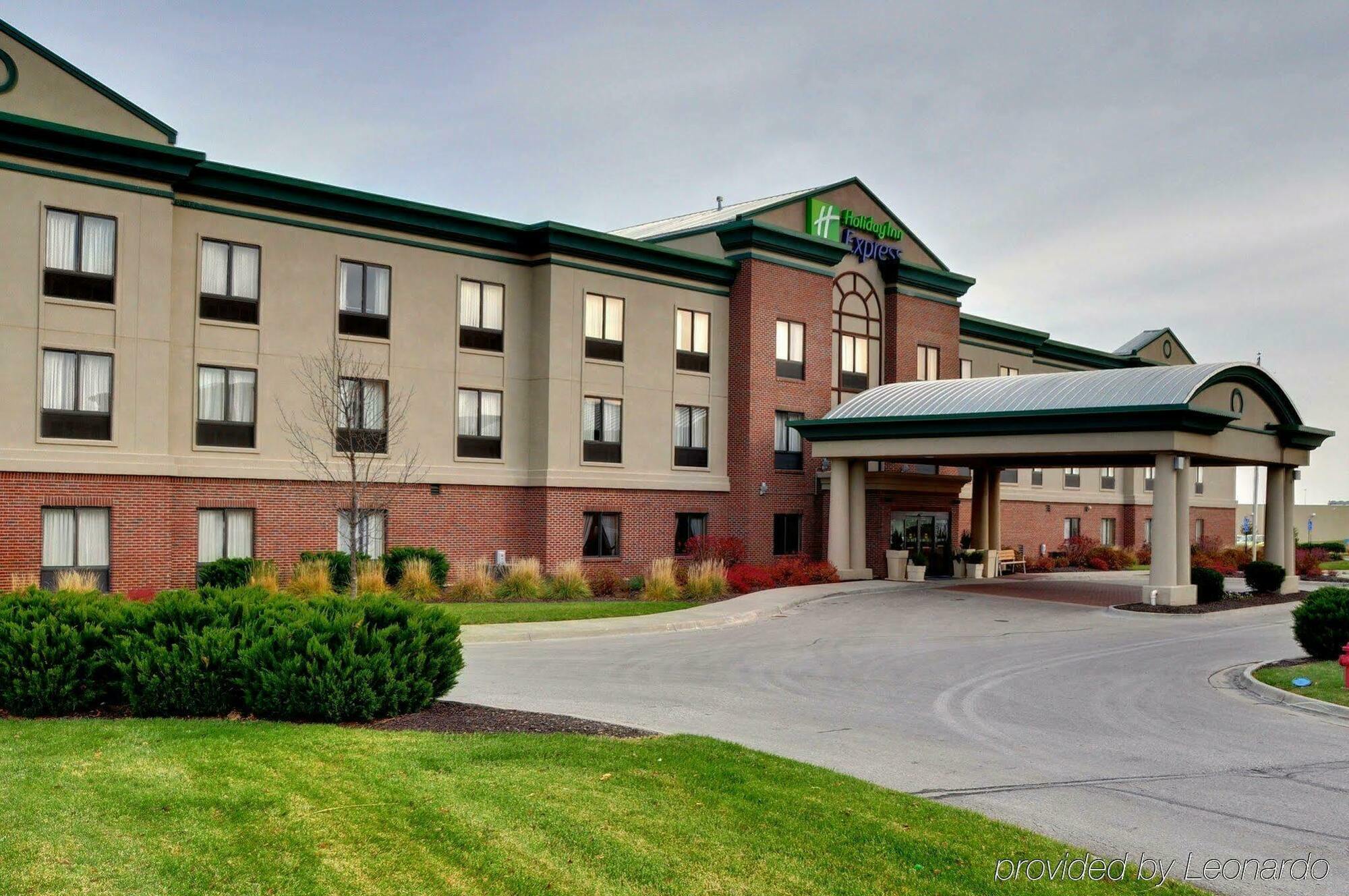 Holiday Inn Express Kansas City - At The Legends! By Ihg Bonner Springs Exterior photo